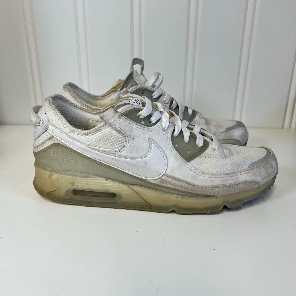 Nike Air Max in White and Gray Terrascape Size 10.5 men's